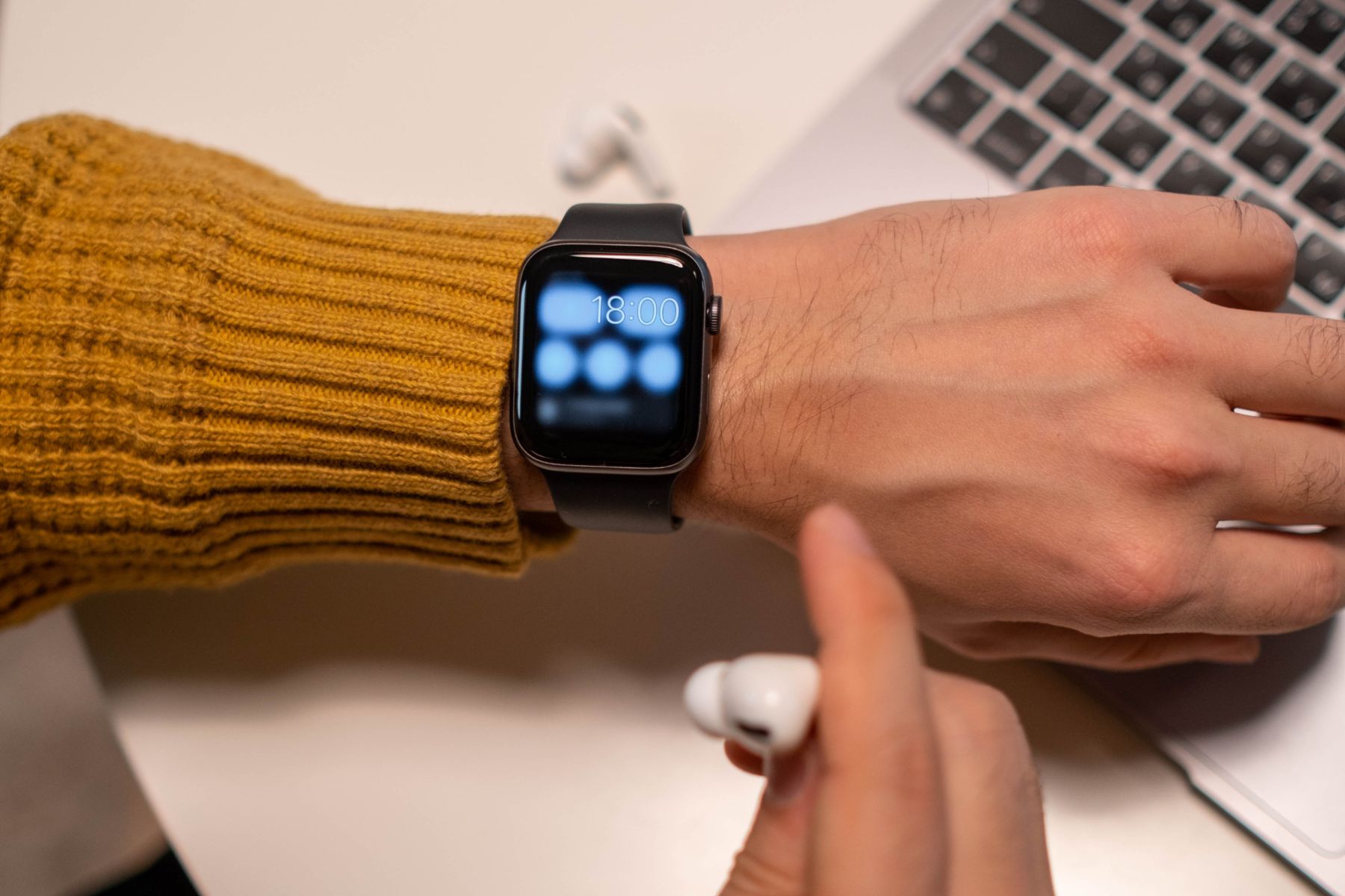 Kijelzőcsere helyett sokszor elég egy profi polírozás, ha karcos lett az Apple Watch okosórád.