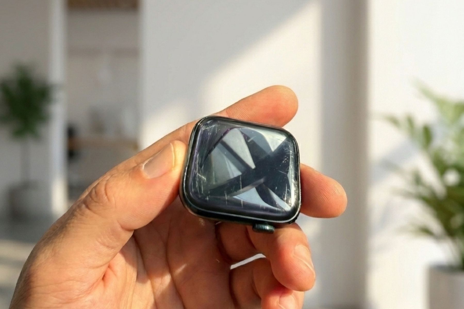 Kijelzőcsere helyett sokszor elég egy profi polírozás, ha karcos lett az Apple Watch okosórád.
