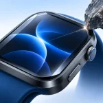 Illusztráció: zafír kijelzős Apple Watch Ultra, amelyet egy kő megkarcol